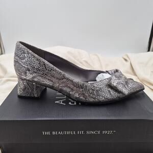 New Naturalizer Mavis Bow Pointed Toe Pump Silver Metallic Snake print sz 8 wide